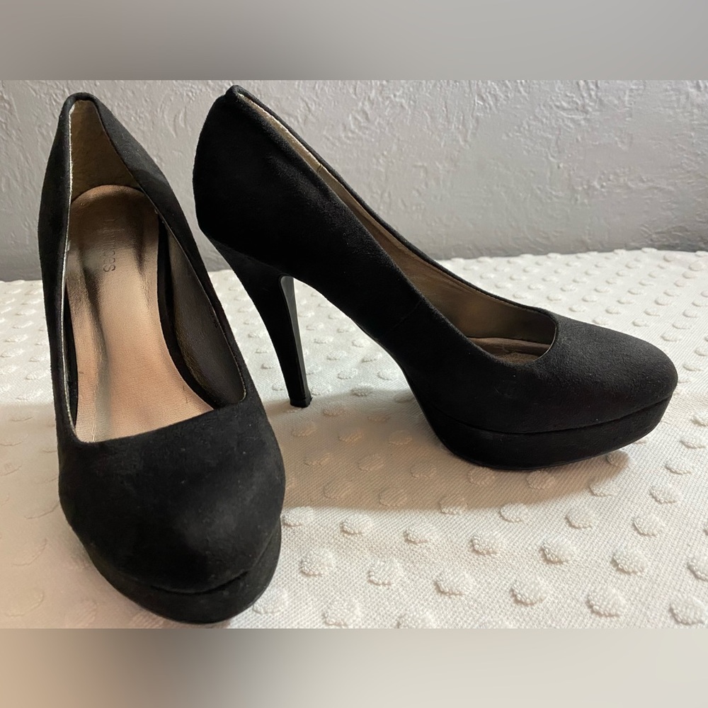 MAURICES Black Suede Platform pump
